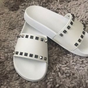 Valentino Rockstud slides white w/ gun metal studs
